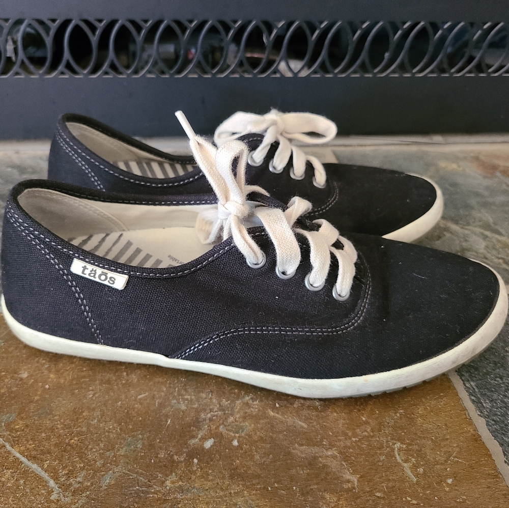 Taos Guest Star Women’s Black Canvas Lace Up Sneakers Size 8